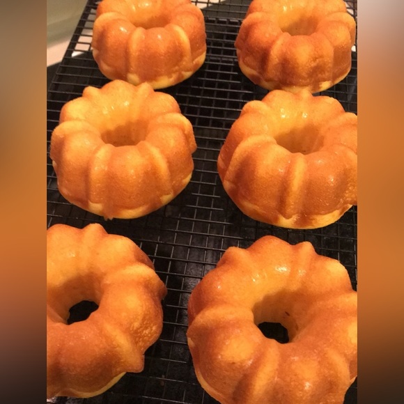 Brand New Pampered Chef Mini Cake Box Set retired - Picture 7 of 8